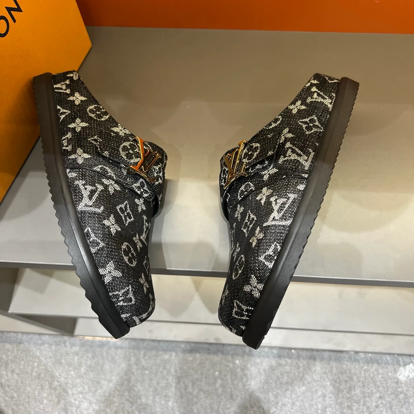 P340, LV Easy 2025 new men's casual sandals, made of suede cow leather, with Monogram pattern to highlight the trendy style. Adjustable straps illuminated with LV letters, while a resilient insole and micro outsole provide lightweight comfort. Made of suede cow leather with embossed Monogram pattern and brand element metal hardware✅Adjustable straps➕Tough insole‼ ️Micro outsole. Comfortable and easy to wear‼ ️ 38-45 (45 customized)